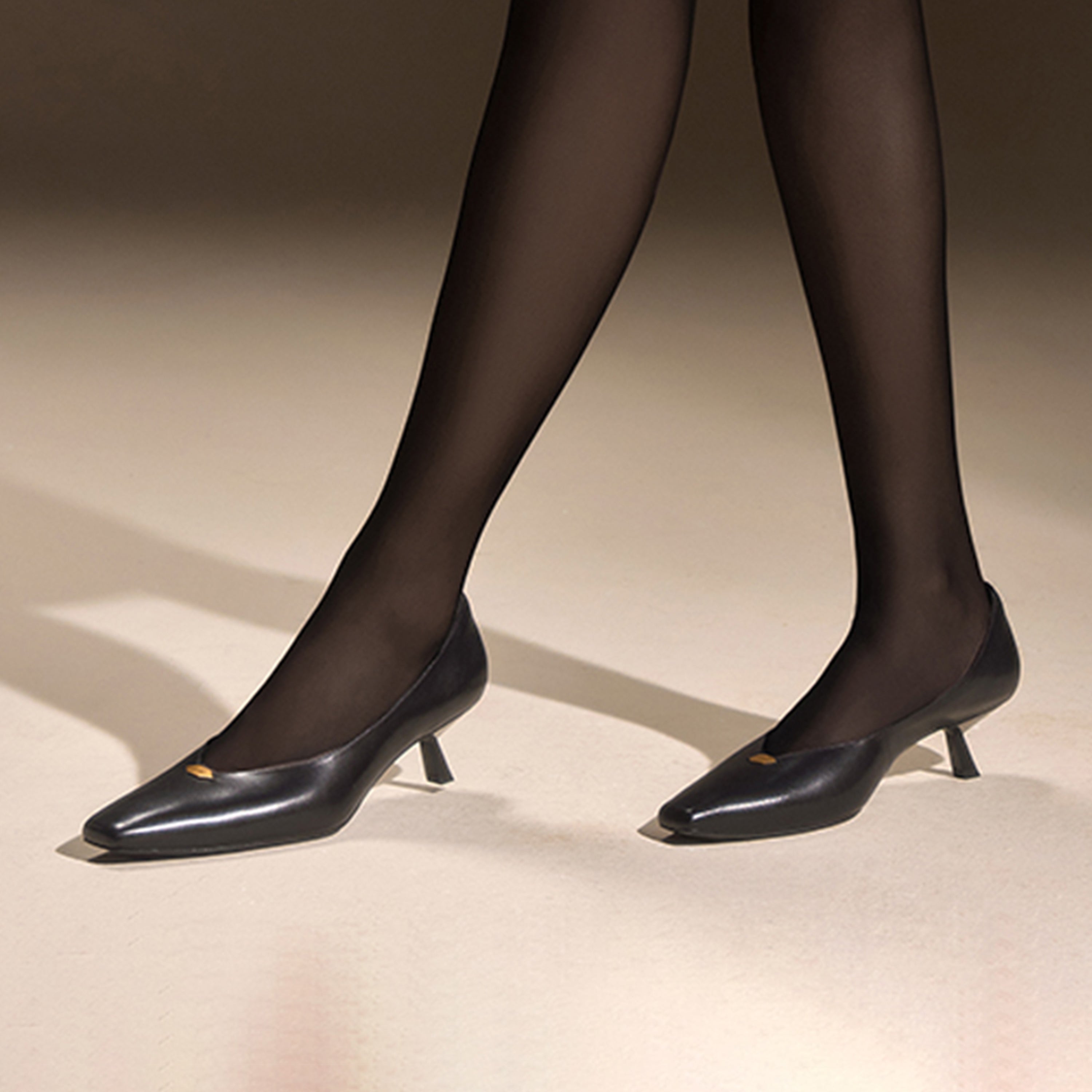Black ST Leaf Leather Workwear Pumps