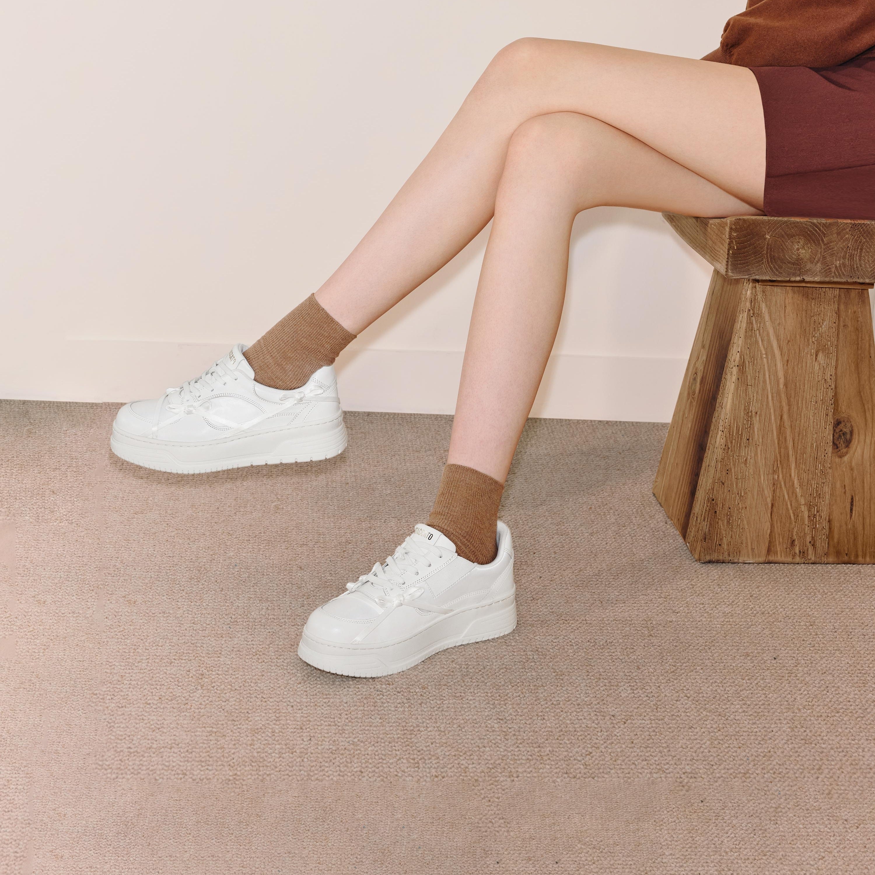 Monotone White Bows Sneakers