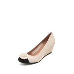 Load image into Gallery viewer, Beige ST Crystal-Buckle Leather Pumps
